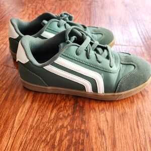 Boys Shoes (SIZE 4)